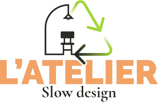 nouveau logo designé pour l'atelier avec un symbole recyclage qui pointe vers des meubles, on peut lire l'Atelier slow design