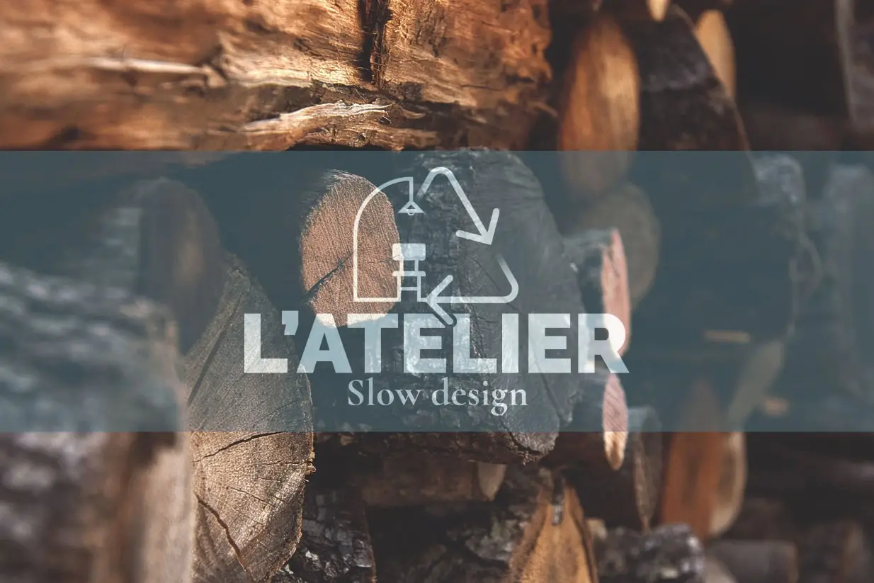 disposition du logo de l'atelier sur une image de bûches de bois