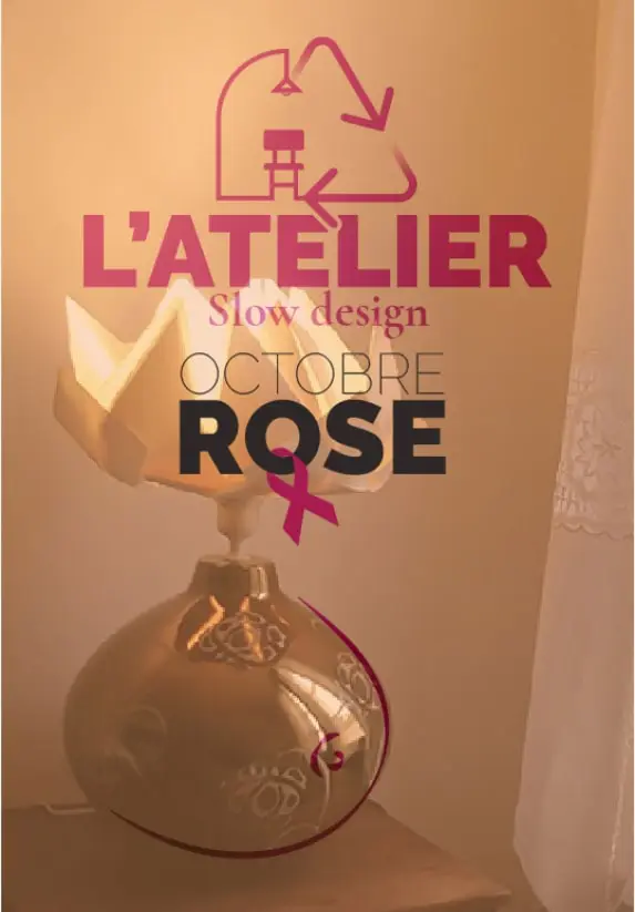 disposition du logo de l'atelier pour l'évènement de l'octobre rose sur un fond image d'une lampe